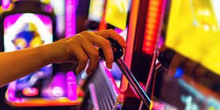 Dadu Online live studio interface showing dice roll and betting options